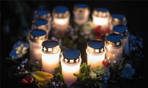 Ein Blumengesteck mit Kerzen erinnert ein Jahr nach dem Zugunglück im Februar 2016 an der Bahnstrecke zwischen Bad Aibling und Rosenheim an die zwölf Menschen, die beim Zusammenstoß zweier Züge ums Leben gekommen waren. Auch Horst Henke war an der Unglücksstelle im Einsatz, um den Menschen beizustehen. Foto dpa