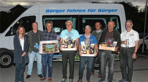 Ein Dankeschön: Susanne Mühlbacher-Kreuzer vom Mitinitiator AUV (von links), Oliver Kirchner, zukünftiger Geschäftsführer bei der Verkehrsgesellschaft RoVG, Kirchners Vorgänger Hans Zagler und die Bürgerbusfahrer Johann Huber, Hildegard Strell, Franz Gmeiner, Peter Fenzl und Thomas Unhoch. Foto Graichen