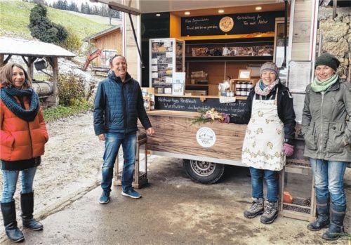 Ein feines Stück Braten erhält Frasdorfs Bürgermeister Daniel Mair aus den Händen der Direktvermarkterinnen Christiane Voggenauer (mit Schürze) und Rosina Gabriel. Mit dabei ist die Projektmanagerin der Öko-Modellregion Steffi Adeili (links). Foto Koppetsch