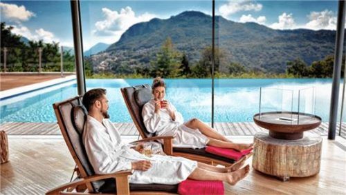 Ein Kurzurlaub in einem Wellnesshotel zeigt dem Beschenkten, dass man sich Gedanken gemacht hat und gerne gemeinsame Zeit verbringt. Foto djd/mydays/Chris & Ruth Photography