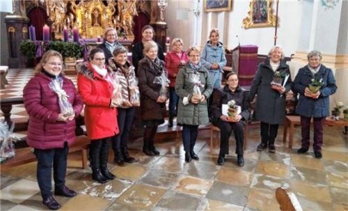 Ein Teil der Geehrten in der Pfarrkirche: (von links) Petra Scholz-Gigler, Beate Zaus, Irmi Quitt, Lisbeth Mottinger, Christine Burmer-Hauk, Birgit Häfele, Edeltraud Geissler, Claudia Opperer, Andrea Göschl, Maria Wagner, Marile Schmidpeter und Anneliese Purainer.Foto kfd Rohrdorf
