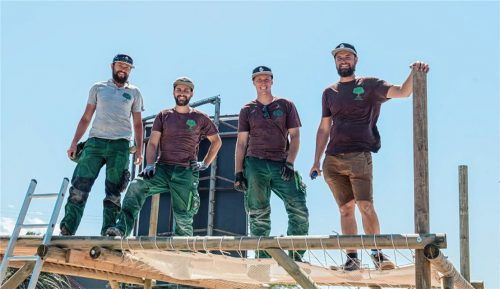 Ein Trainings- und Entspannungsort ist das erste Social-Landscaping-Projekt (Sozialer Gartenbau), welches vom Eggstätter Georg Höfer (rechts) und seinen Helfern (von links) Sebastian Lohmann, Sebastian Reiss und Matthias Mannes initiiert worden ist. Foto privat