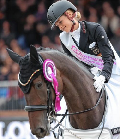 Eine besondere Verbindung: Jessica von Bredow-Werndl blickt stolz auf Dalera BB.Foto Friso Gentsch/DPA