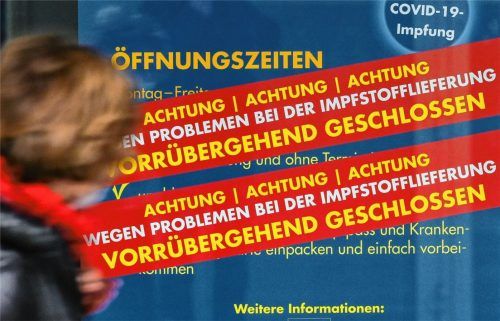 Eine Frau geht an einem Schaufenster des Sonderimpfzentrums vorbei, in dem ein Plakat mit der Aufschrift „Achtung. Wegen Problemen bei der Impfstofflieferung vorübergehend geschlossen“ angebracht ist. Foto dpa