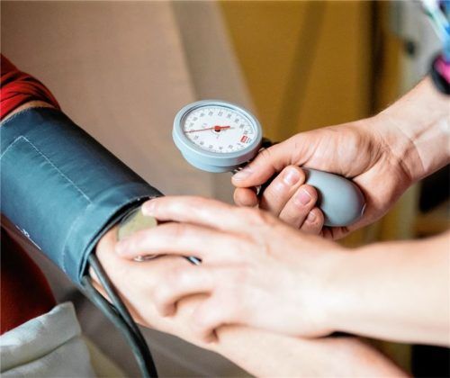 Eine medizinische Fachkraft misst einem Patienten den Blutdruck: Bluthochdruck kann zu vielen gefährlichen Krankheitsbildern führen. Foto dpa