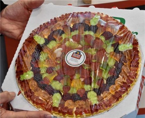 Eine Pizza aus Gummibärchen: Karen Tiller und ihre Mitarbeiter belegen diese selbst.