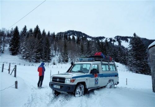 Einer der Hunde war so erschöpft, dass er mit dem Rettungsfahrzeug (im Bild) transportiert werden musste. Foto re