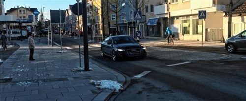 Eines der ersten Autos, das die neue Straße in Richtung Rosenheim passierte.