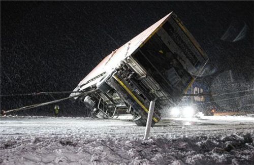 Einsatzkräfte richten einen umgestürzten Lkw-Anhänger bei Albaching auf. Fotos Barth