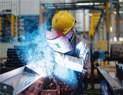 Fachkräfte im Maschinenbau sind Mangelware. Foto adobe Stock/Think b