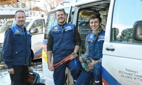 Florian Stein, Andreas Bauer und Daniel Kink (von links) bereiten sich auf ihre Hilfsaktion vor. Foto Ammelburger