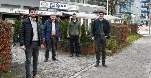 Freuen sich auf die gemeinsame Zusammenarbeit: (von links) Abuzar Erdogan, Fraktionsvorsitzender der SPD, Herbert Borrmann, Fraktionsvorsitzender der CSU, Florian Eisner, Geschäftsführer von Werndl & Partner, sowie Lorenz Stiglauer, Geschäftsführer der Flötzinger Brauerei. Foto Schlecker