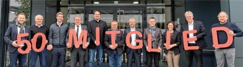 Freuen sich über das neue Mitglied: (von links) Zweiter Bürgermeister Daniel Artmann, Richard Weißenbacher von der Wirtschaftsförderung Landratsamt, Stellwerk18-Geschäftsführer Dr. Florian Wiesböck, Landtagsabgeordneter Klaus Stöttner, Ift-Geschäftsführer Michael Breckl-Stock, Wirtschaftsdezernent Thomas Bugl, Stellwerk18-Vorstand Peter Schindecker, Ift-Geschäftsführer Dr. Jochen Peichl, Netzwerkmanagerin Evi Bachmaier, Professor Jörn P. Lass und OVB-Verleger Oliver Döser.Foto re