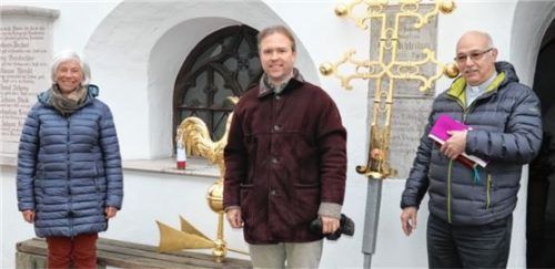 Freuen sich über den neuen Wetterhahn: (von links) Verwaltungsleiterin Regina Schlemer, Kirchenpfleger Johannes Fischer und Pfarrer Hermann Overmeyer.Foto Rehberg
