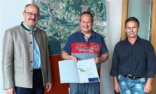 Freuen sich über die Auszeichnung als bienenfreundliche Gemeinde: (von links) Kolbermoorer Bürgermeister Peter Kloo, Markus Heimbuchner, Vorsitzender des Bienenzuchtvereins, und Jürgen Halder von der Bautechnik. Foto Trautmann