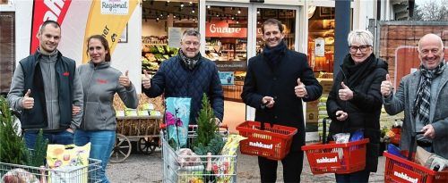 Freuen sich über die Neueröffnung der Nahkauf-Filiale in der Erlenau: (von links) Dima Siebert, Lisa Baues, der Vorsitzende des Vereins „Eigenheimer Rosenheim-Erlenau“ Christian Berghofer, Oberbürgermeister Andreas März und das Ehepaar Semmelmayr, Eigentümer des Hauses in der Austraße 46.Foto Schlecker