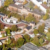 <p>Früher Bahnhofsgebäude, heute Veranstaltungsort und Verwaltungssitz: der Rosenheimer Lokschuppen mit dem benachbarten Rathaus. Fotos re</p>