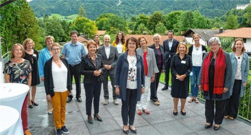 Für ihr Engagement über mehr als drei Jahrzehnte bedanken sich Pfarrerin Betina Heckner (rechts) und Dritte Bürgermeisterin Monika Schmid (Zweite von rechts) bei Angela Finkenberger (Mitte).Foto Berger