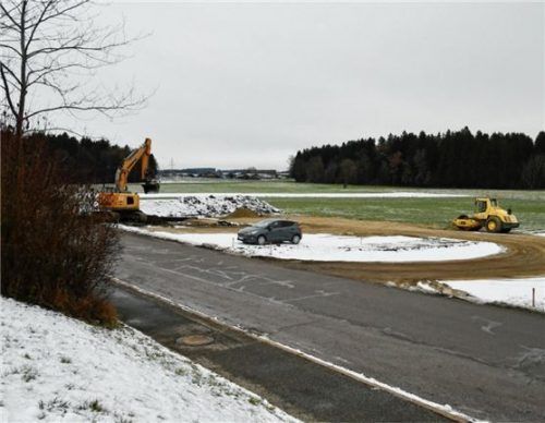 Für Schulmitarbeiter steht nach den Weihnachtsferien der provisorische Wiesenparkplatz zur Verfügung. Fotos Schlecker