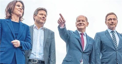 Gehen in die Bauoffensive: Die Parteispitzen der kommenden Bundesregierung Annalena Baerbock (Grüne), Robert Habeck (Grüne), der wohl baldige Bundeskanzler Olaf Scholz (SPD) und Christian Lindner (FDP). Foto Michael Kappeler / Dpa
