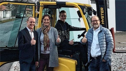 Gratulation zur bestandenen Staplerscheinprüfung: (von links) der Betriebsleiter von „Bio-Kontor 7“, Franz Stephan, Ina Stacheter, Geschäftsleitung bei „Bio-Kontor 7“, Mitarbeiter Lars und der Integrationsberater Stefan Petzold. Foto Forkl