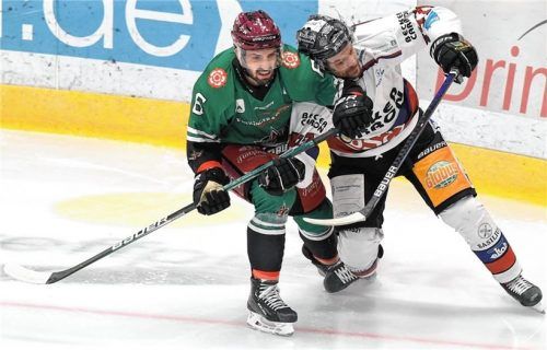 Gut im Griff hatten Manuel Edfelder (links) und die Starbulls Rosenheim ihre Gegenspieler aus Deggendorf beim 5:2-Sieg. Foto  Hans-Jürgen Ziegler