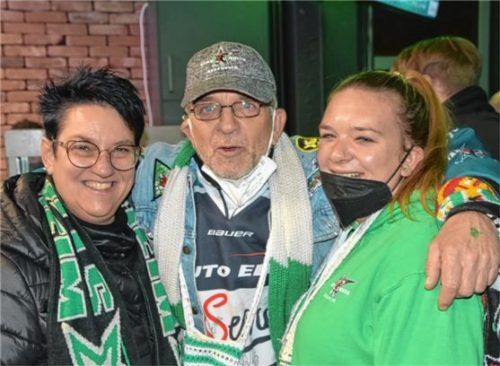 Gute Stimmung im Bulls28-Fantreff: Claudia Lindermeir, Holger Hecht und seine Tochter Susi Hecht (von links).