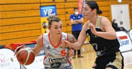 Haliegh Reinoehl (links) lieferte 14 Punkte zur starken Wasserburger Leistung beim Spitzenreiter.Foto Gabi Hörndl