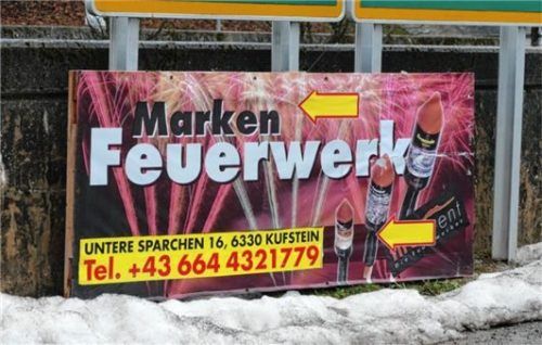 Hinweisschilder weisen in Kufstein den Weg zu den Verkaufsständen.