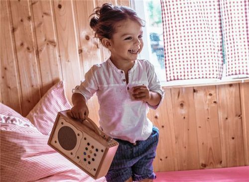 Hüpfen, springen, tanzen – ein kindgerechtes Abspielgerät muss eine Menge aushalten. Foto djd/Winzki/Simone Maiwald