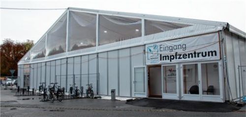 Im Impfzentrum Rosenheim auf der Loretowiese sind derzeit neun Impfstraßen in Betrieb.Foto Kirschner