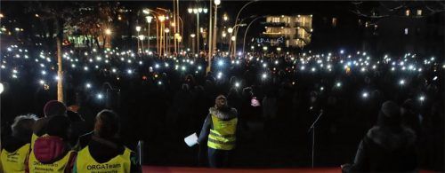 Im Lampenpark des Mangfallparks sind auch am Mittwochabend wieder viele Menschen zur Corona-Mahnwache zusammengekommen. Die Veranstalter schätzen die Teilnehmerzahl auf bis zu 1300, die Polizei spricht hingegen von maximal 800 Personen. Foto Hadersbeck