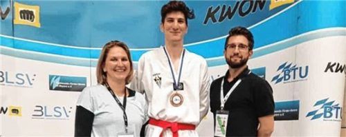 Jan Hacker freut sich mit seinen Trainern Kerstin Hacker und Max Jaroljmek über die Bronzemedaille.Foto TSV 1880