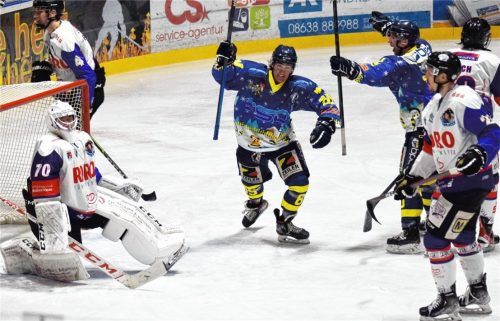 Jubel bei Philipp Lode nach seinem Treffer zum 5:2 für den EHC Waldkraiburg.Foto Paolo del Grosso