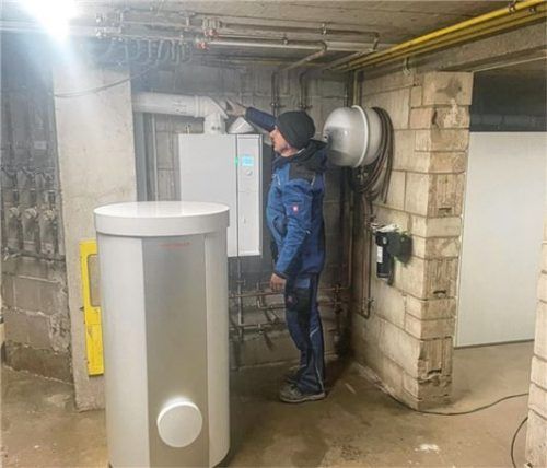 Kamin fertig: Heizungsbauer Wolfgang Herrmann prüft die installierte Anlage.