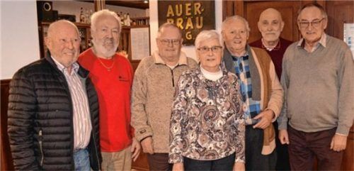 Kartelten zusammen: (von links) August Bollinger, Organisator Sepp Warmedinger, Ernst Weber, Traudl Kurz, Michael Hammer, Dr. Berthold Suldinger und Otto Masching. Foto Sedlbauer