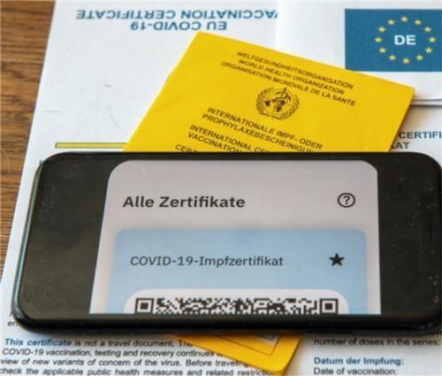Kein Kavaliersdelikt: Wer dem Apotheker einen gefälschten gelben Ausweis andrehen will, um das digitale Zertifikat zu bekommen, macht sich strafbar. Foto dpa