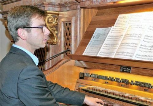 Konrad Liebscher spielte die Weihnachtsgeschichte auf der Orgel. Foto Janka