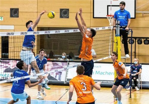 Lange Spieler auf der Seite der YoungStars: Tom Brandstetter, David Fecko und Alex Brandstetter (rechte Seite von links) sind am Wochenende gefordert. Foto Fabian Bartsch