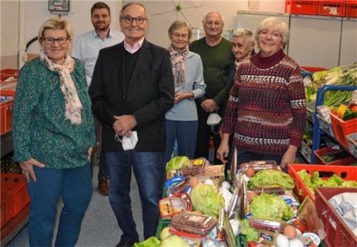 Langjährige Mitarbeiter geehrt: Das Foto zeigt die Dienstjubilare (von rechts) Helene Brandl, Angela Denk und Manfred Mayer, Tafelleiterin Elisabeth Bartl sowie die Jubilare Alois Klotz und Heide Niggl. Auf dem Foto fehlt Evi Antersberger. Im Hintergrund ist Sebastian Kurz zu sehen, Geschäftsbereichsleiter bei der Diakonie Rosenheim, der die Ehrungen vornahm.Foto Diakonie