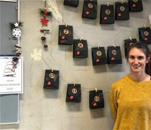 Lena Huckstein, die Klassenleiterin der 6G, mit dem Schul-Adventskalender (links) und noch einem eigenen für die Klasse. Foto re