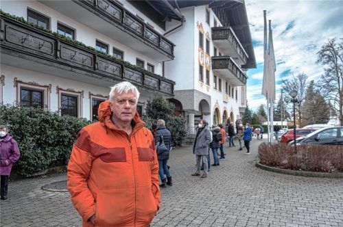 Letzter in der Reihe: Wolfram Inngauer berichtete von Engpässen an der mobilen Impfstation in Rohrdorf – nachdem Menschen stundenlang gewartet hatten. Foto Thomae