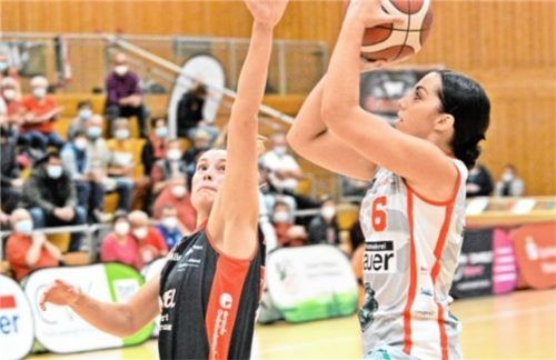 Levke Broderson (rechts) und der TSV Wasserburg empfangen am Samstag den Tabellenvierten Hannover in der Badria-Halle. Foto  Gabi Hörndl