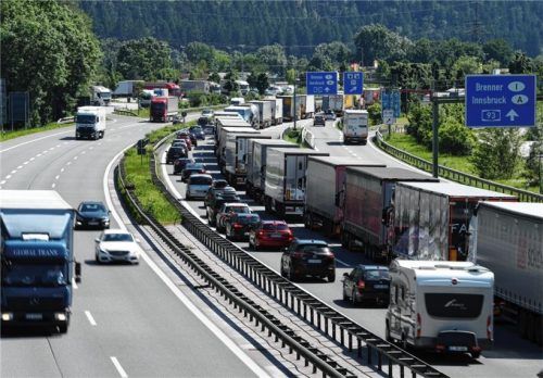 Lkw stehen auf der Autobahn A93 Richtung Österreich wegen der Blockabfertigung am Grenzübergang im Stau. Foto dpa