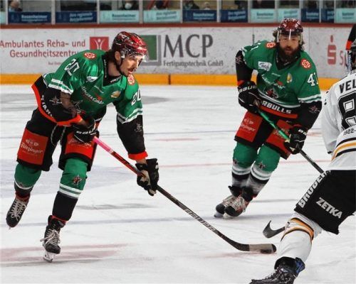 Lob vom Trainer: Simon Heidenreich (links) erzielte in Passau sein erstes Tor, aufgelegt von Brad Snetinger (rechts). Foto  Christian Butzhammer