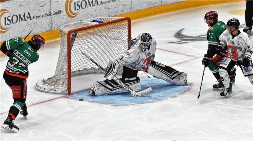 Marc Schmidpeter (links) erzielt hier die 2:1-Führung für die Starbulls Rosenheim. Foto Hans-Jürgen Ziegler