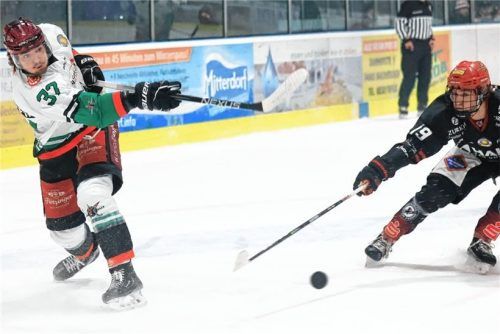 Marc Schmidpeter (links) erzielte in Passau die 2:0-Führung für die Starbulls. Rechts Passaus Julian Elsberger. Foto Michael Sigl