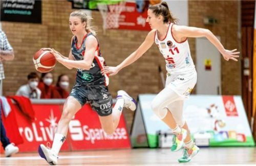 Maria Perner (links) vom TSV 1880 Wasserburg gegen Eva Rupnik (11). Foto  osnapix