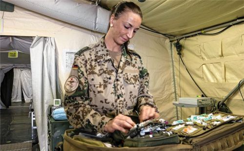 Marie-Charlott J. kontrolliert Medikamente und Wundversorgungsmaterial. Seit September arbeitet die Notfallsanitäterin aus Rosenheim am Lufttransportstützpunkt der Bundeswehr in Niamey, Hauptstadt des Niger. Fotos Gerrit Hohmann/Bundeswehr