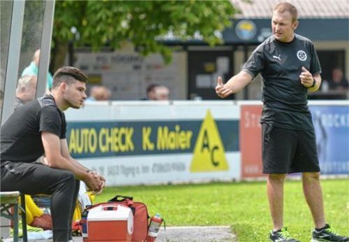 Mario Reichenberger (rechts) und sein Co-Trainer Stefan Denk (links) haben ihre Trainerämter beim Fußball-Landesligisten FC Töging abgegeben. Foto  Jörg Eschenfelder